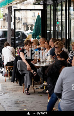 Massen im Café Les Deux Magots, Saint Germain des Prés, Paris Frankreich Stockfoto