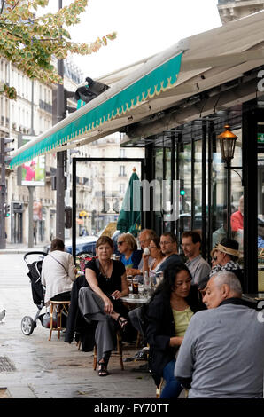 Massen im Café Les Deux Magots, Saint Germain des Prés, Paris Frankreich Stockfoto