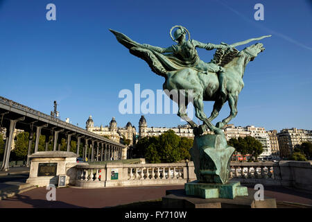 Die Statue von La Fance Renaissante von Holger Wederkinch von der Brücke Pont Bir Hakeim, Paris, Frankreich Stockfoto