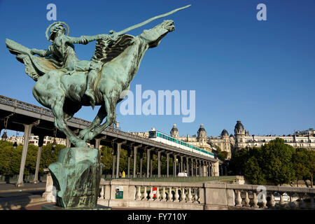 Die Statue von La Fance Renaissante von Holger Wederkinch von der Brücke Pont Bir Hakeim, Paris, Frankreich Stockfoto