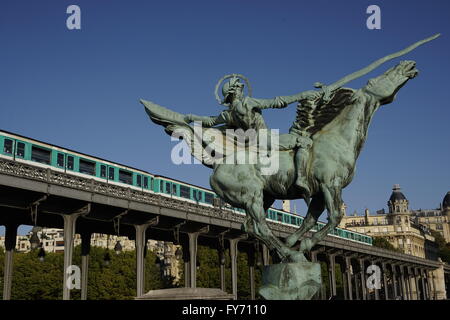 Die Statue von La Fance Renaissante von Holger Wederkinch von der Brücke Pont Bir Hakeim, Paris, Frankreich Stockfoto