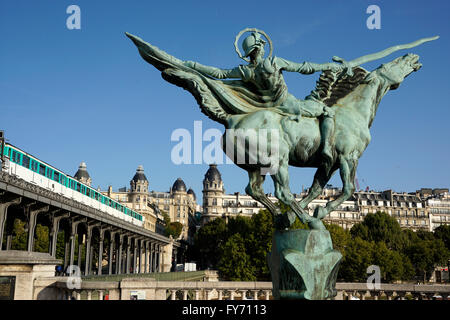 Die Statue von La Fance Renaissante von Holger Wederkinch von der Brücke Pont Bir Hakeim, Paris, Frankreich Stockfoto