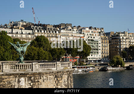 Die Statue von La Fance Renaissante von Holger Wederkinch von der Brücke Pont Bir Hakeim, Paris, Frankreich Stockfoto