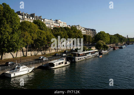 Boote am Ufer des Flusses Seine docking. Paris, Frankreich Stockfoto