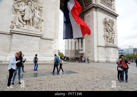 Französische National Flagge unter Arc de Triomphe, Paris, Frankreich Stockfoto