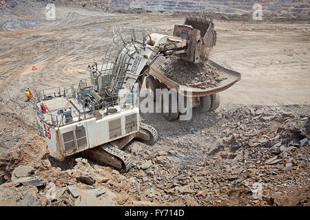 FQM Mining-Bagger und große Beute LKW, Sambia Stockfoto