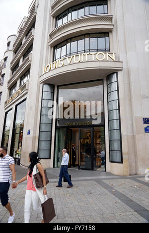 Eingang des Louis Vuitton Paris Store am Boulevard Champs-Elysees, Paris Frankreich Stockfoto