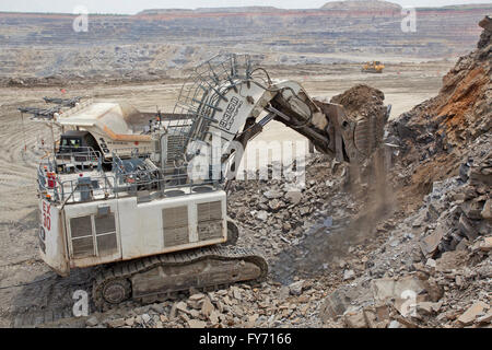 FQM Mining-Bagger und große Beute LKW, Sambia Stockfoto