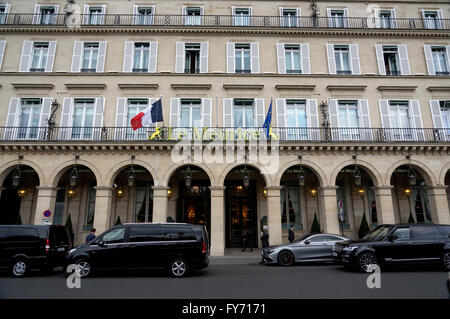 Hotel Le Meurice mit französischen und Europäischen Union Fahnen auf Rue Rivoli, Paris Frankreich Stockfoto