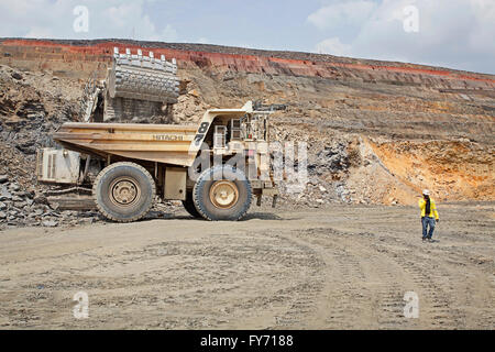 FQM Mining-Bagger und große Beute LKW, Sambia Stockfoto