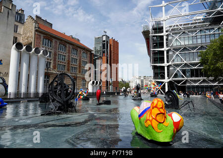 Centre Georges Pompidou mit Stravinsky-Brunnen im Vordergrund, Paris, Frankreich Stockfoto