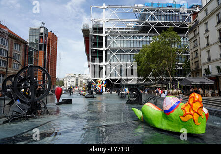 Centre Georges Pompidou mit Stravinsky-Brunnen im Vordergrund, Paris, Frankreich Stockfoto