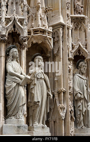 ISaints Skulpturen an der Fassade des 16. Jahrhundert gotische Eglise Saint-Merri Kirche, Paris Frankreich Stockfoto