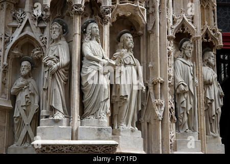 Heiligen Skulpturen an der Fassade des 16. Jahrhundert gotische Eglise Saint-Merri Kirche, Paris Frankreich Stockfoto