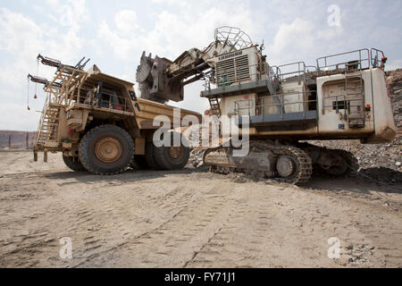 FQM Mining-Bagger und große Hitachi schleppen LKW, Sambia Stockfoto