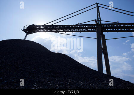 Kupfer Erz-Förderband in der Silhouette Stockfoto