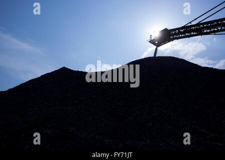 Kupfer Erz-Förderband in der Silhouette Stockfoto