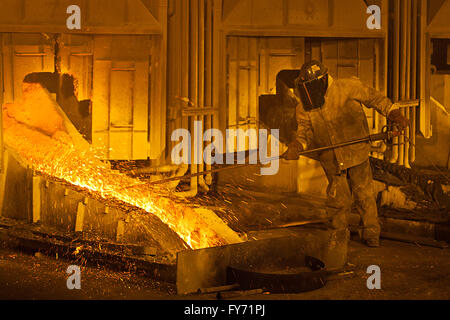 Arbeiten mit geschmolzenem Kupfer, Kansanshi Kupferbergwerk Stockfoto