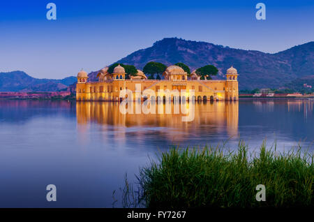 Jal Mahal Palast bei Nacht. JAL Mahal (Wasserpalast) wurde während des 18. Jahrhunderts in der Mitte Mann Sager See gebaut. Stockfoto