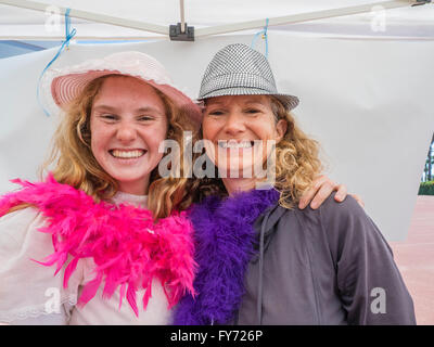 Mutter und Tochter spielen verkleiden sich an einem Stand, gesponsert von der Künste für die Menschheit an die Southern California Special Olympics. Stockfoto