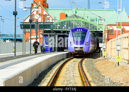 Trelleborg, Schweden - 12 April 2016: Lila Personenzug, Modell X61, stehend auf halbem Weg in den Bahnhof und auf halber Strecke outs Stockfoto