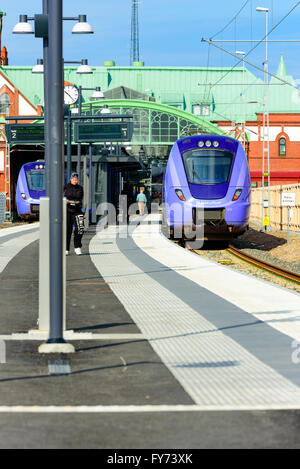 Trelleborg, Schweden - 12 April 2016: Lila Personenzug, Modell X61, stehend auf halbem Weg in den Bahnhof und auf halber Strecke outs Stockfoto