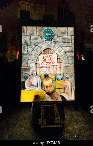 Eines der großen Laternen auf dem großen Platz vor der roten Kirche in Basel (Münster) während der Basler Fasnacht 2016. Stockfoto