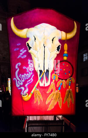 Eines der großen Laternen auf dem großen Platz vor der roten Kirche in Basel (Münster) während der Basler Fasnacht 2016. Stockfoto