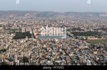 Mit Blick auf Tal Katora See und Stadt Jaipur, vom Nahargarh Fort, Rajasthan, Indien Stockfoto