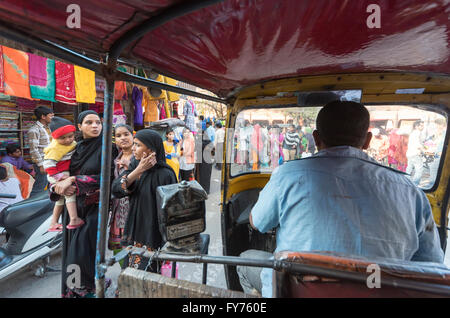 Auto-Rikscha Fahrten durch belebte Straße, Jaipur, Rajasthan, Indien Stockfoto