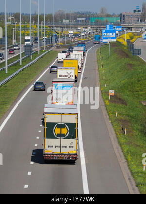 Viele Lkw-Verkehr auf der E19 in der Nähe der belgisch-niederländischen Grenze bei Hazeldonk (mit Blick auf die Niederlande) Stockfoto