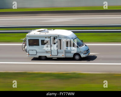 Bewegung verwischt Beschleunigung Wohnmobil-Fahrzeug auf der Autobahn an der belgisch-niederländischen Grenze in Hazeldonk Stockfoto