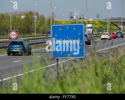 Der Grenzübertritt bei Hazeldonk, Autos in den Niederlanden mit Nederland Zeichen Amd 130 Kmh Höchstgeschwindigkeit fahren Stockfoto