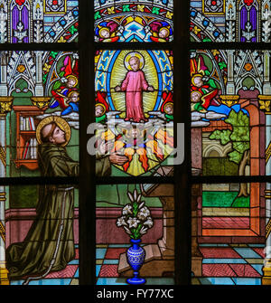 Glasfenster in St. Vitus Cathedral, Prag, Darstellung des Antonius von Padua, ein katholischer Priester und Franziskanermönch Stockfoto