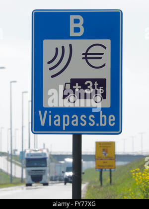 LKW fahren in oder durch Belgien müssen eine Gebühr mit dem elektronischen Viapass System bezahlen. Hazeldonk, Belgien Stockfoto