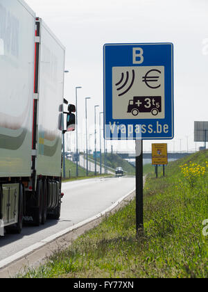 LKW fahren in oder durch Belgien müssen eine Gebühr mit dem elektronischen Viapass System bezahlen. Hazeldonk, Belgien Stockfoto