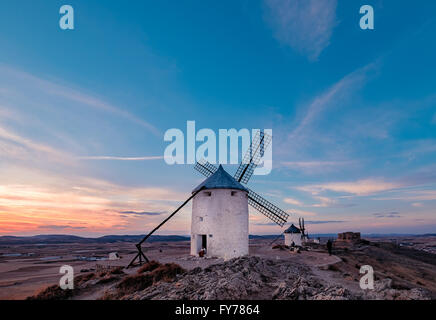 Landschaft mit Windmühlen an der Spitze des Hügels in Spanien Stockfoto