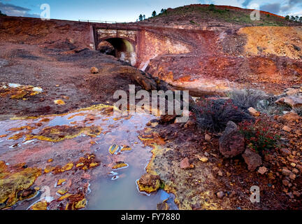 Rio Tinto - Fluss mit roten Wasser, weil es viel Eisenoxid. Spanien. Stockfoto