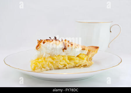 Ein Stück Kokosnuss Creme Kuchen mit weißem Hintergrund Stockfoto