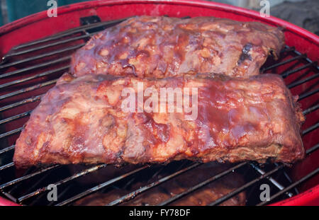 Baby Back Ribs Kochen auf Raucher Stockfoto