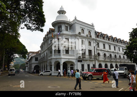 Straßenszene in belebten Stadtzentrum in Kandy Sri Lanka... Menschen beim Einkaufen... Sehr heißer sonniger Tag... viele Leute beschäftigt einkaufen Stockfoto