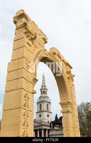 Palmyra Arch of Triumph Replik auf dem Trafalgar Square, London WC2 UK mit St Martins in der Feld-Kirche hinter Stockfoto