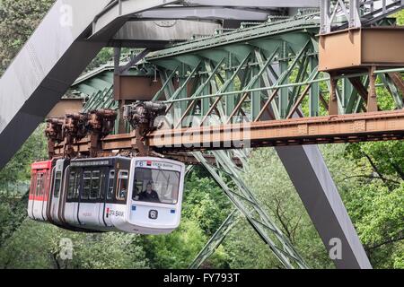 Die Wuppertaler Schwebebahn (Wuppertaler Schwebebahn) ist eine Schwebebahn in Wuppertal und wurde 1901 eröffnet. Stockfoto