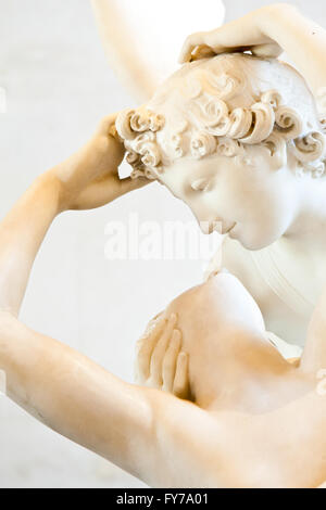 Antonio Canova Statue Psyche wiederbelebt durch Amors Kuss, zuerst im Jahre 1787, beauftragt steht beispielhaft für die klassizistische Verehrung lov Stockfoto