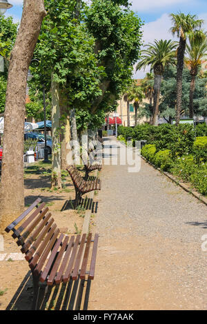 Leere Gasse mit Bänken im Stadtpark. Vada, Italien Stockfoto