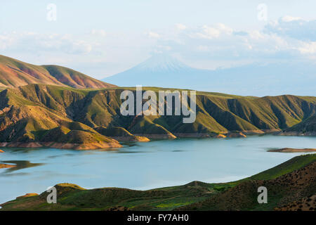 Eurasien, Kaukasus, Armenien, weniger Ararat (3925 m) in der Nähe von Berg Ararat in der Türkei fotografiert aus Armenien Stockfoto