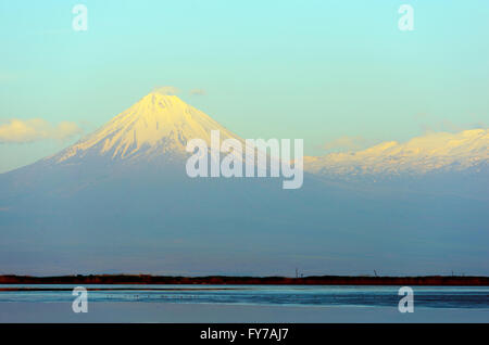 Eurasien, Kaukasus, Armenien, weniger Ararat (3925 m) in der Nähe von Berg Ararat in der Türkei fotografiert aus Armenien Stockfoto