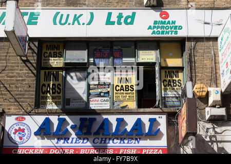 Mini-Taxis und Al-Halal Fried Chicken Werbung in Londons Brick Lane Stockfoto