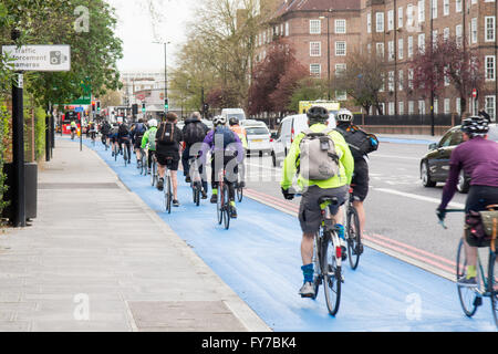 Radfahrer mit der neu eröffneten getrennt Zyklus Superhighway im Kennington Oval in Südlondon. Stockfoto