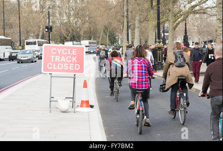 Radfahrer mit dem neuen Zyklus Superhighway im Bau an der Uferstraße im Zentrum von London. Stockfoto